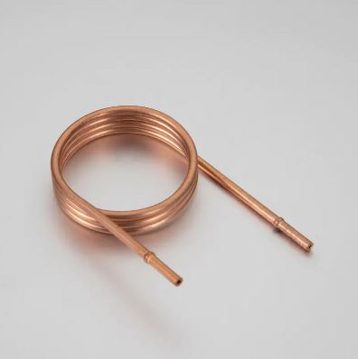 What are the advantages of using a capillary tube as a refrigerant flow control device?